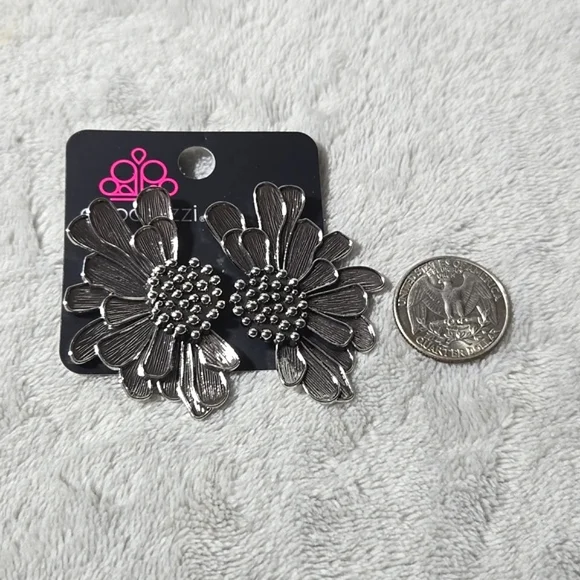 #329 NWT Paparazzi Farmstead Meadow - Silver Post Earrings - Picture 4 of 5